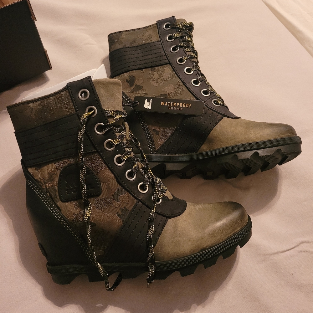 New in box Sorel Lexi Wedge 7.5 hikee green camo